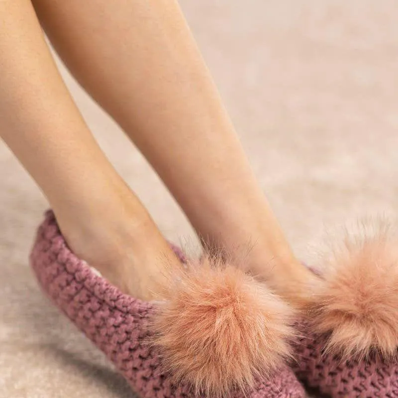 Knitted Slippers with Pom Pom: BLUSH
